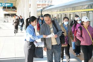 安东尼被拍到抵达曼联训练场，《太阳报》通过颈部纹身锁定身份